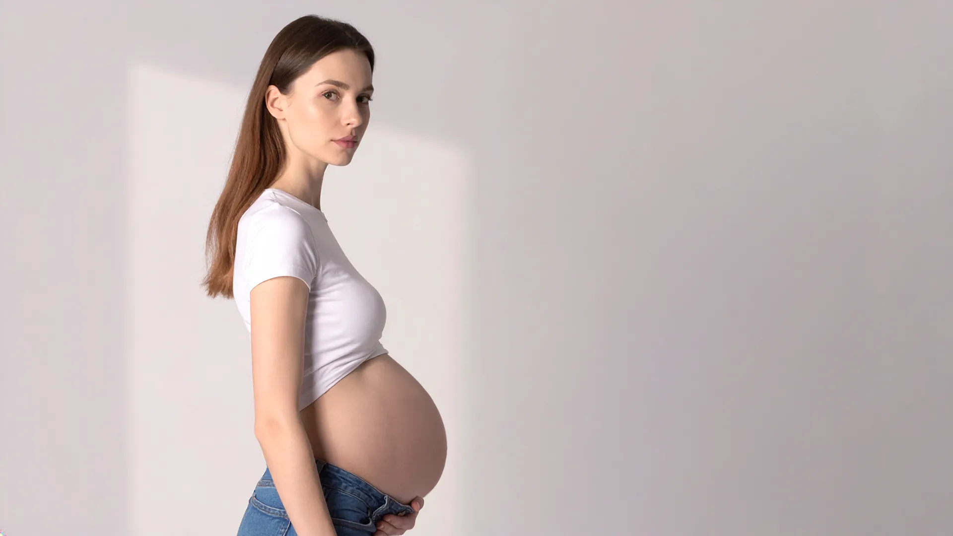 Trešā trimestra grūtniece ar redzamu vēdera formu