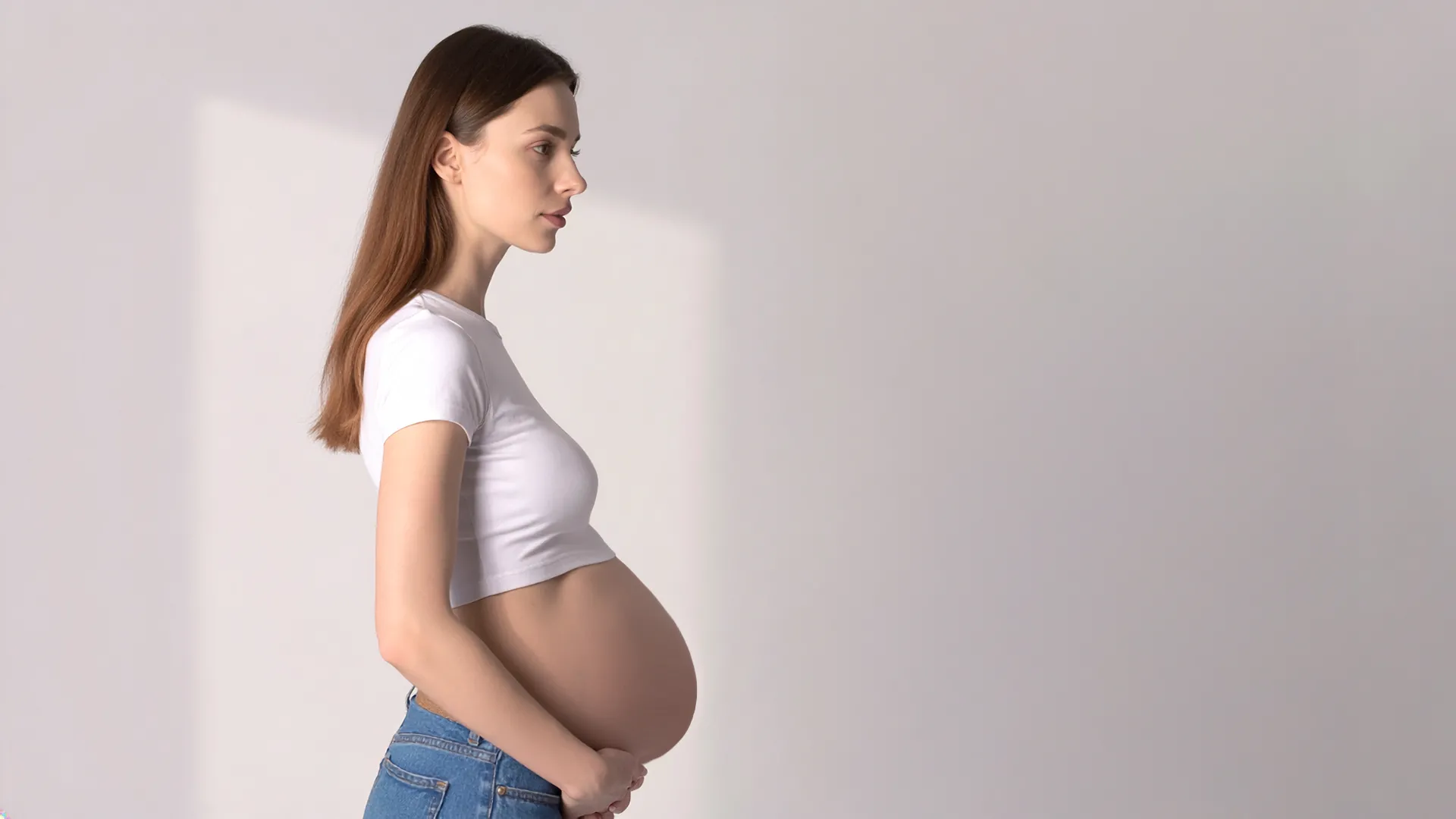 Grūtniece sānskatā ar redzamu grūtniecības vēderu