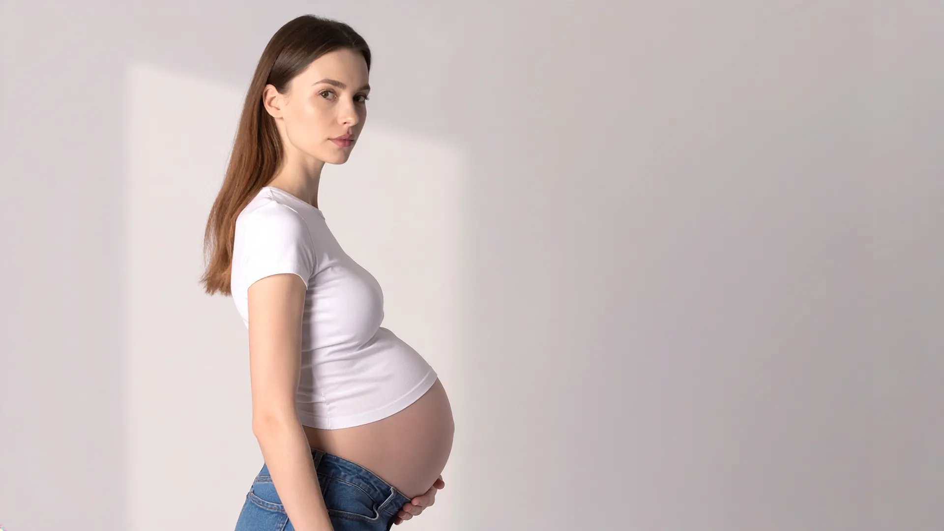 Trešais trimestris – topošā māmiņa ar redzamu grūtniecības vēderu