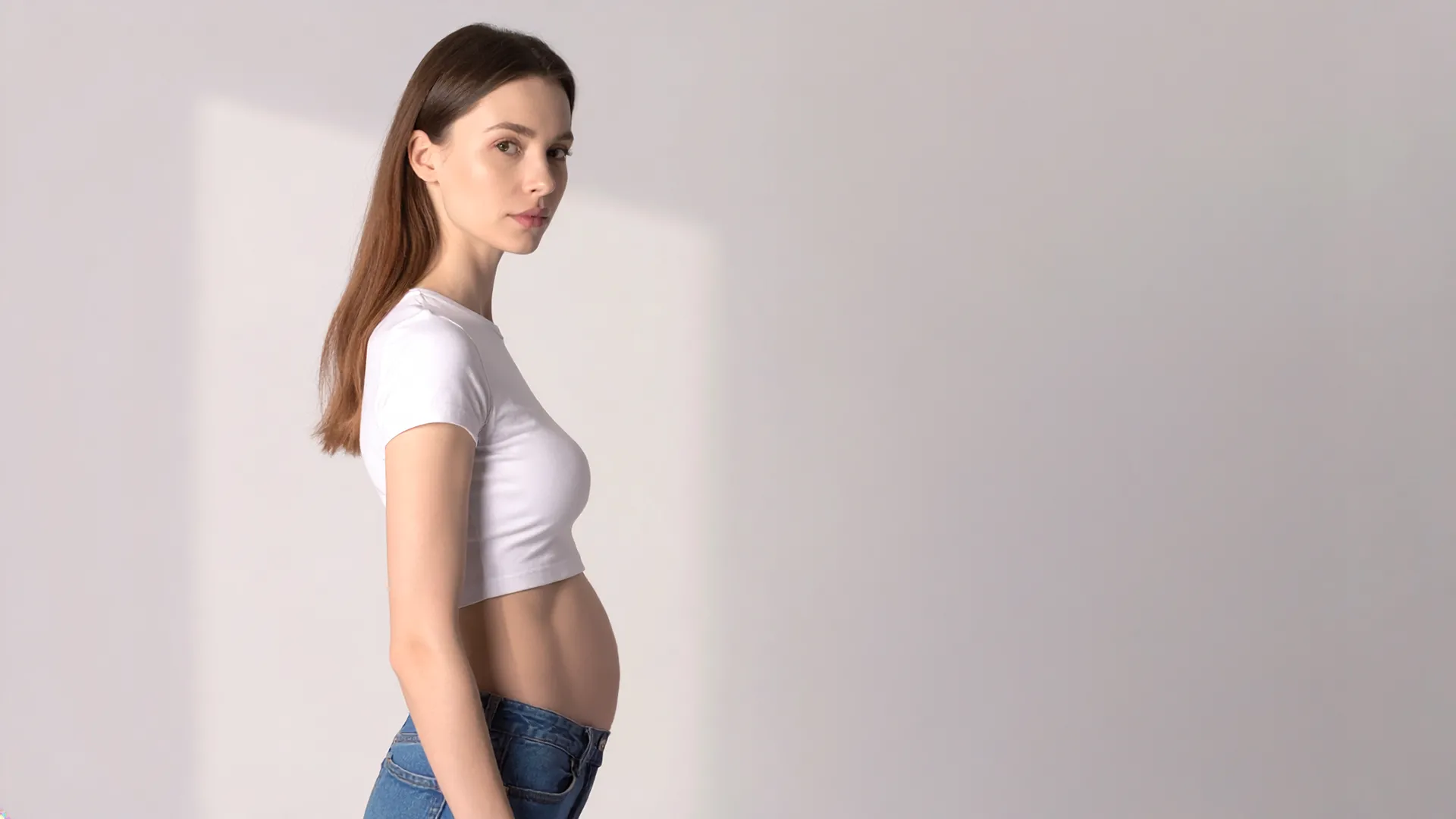 Grūtniece 10. grūtniecības nedēļā sānu pozā